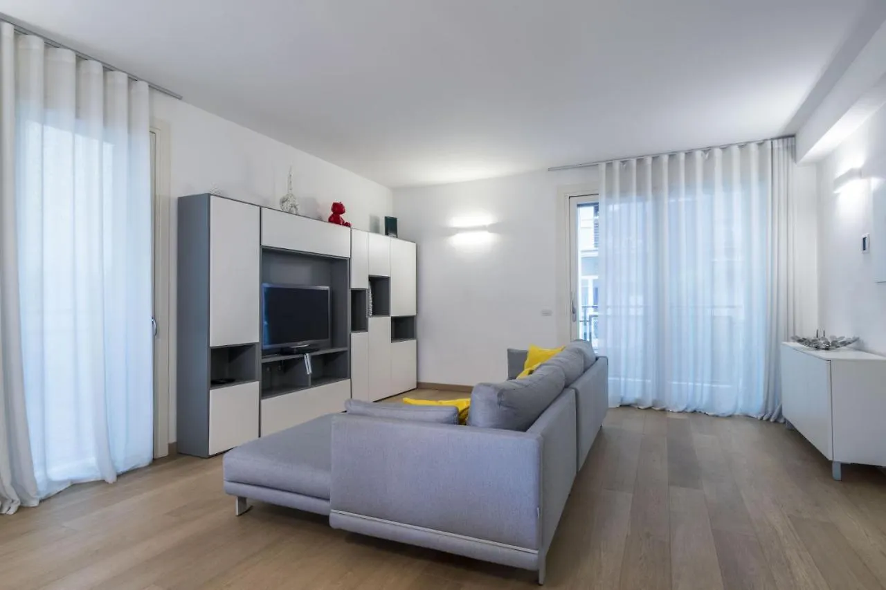 Easylife - Moderno Ed Elegante Trilocale In Corso Garibaldi contacts